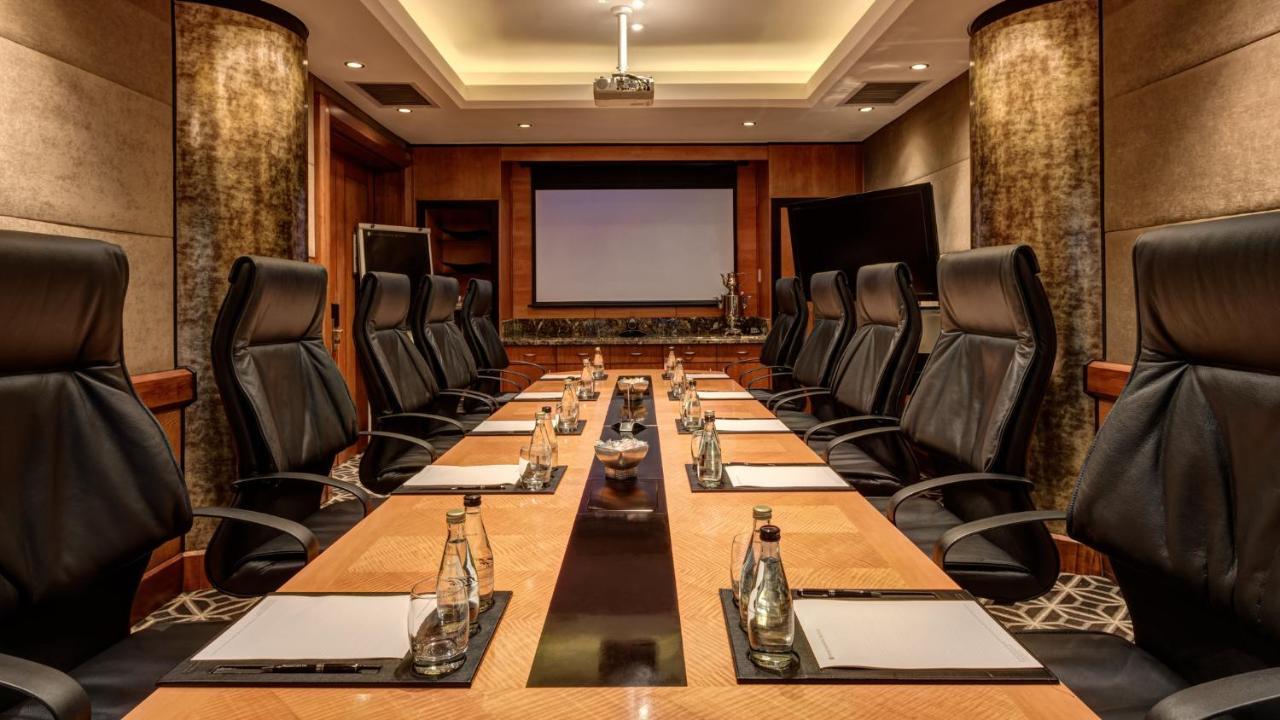 洲际约翰内斯堡or坦博机场酒店 肯普顿帕克 外观 照片 Boardroom at the Taj Mahal Palace, Mumbai
