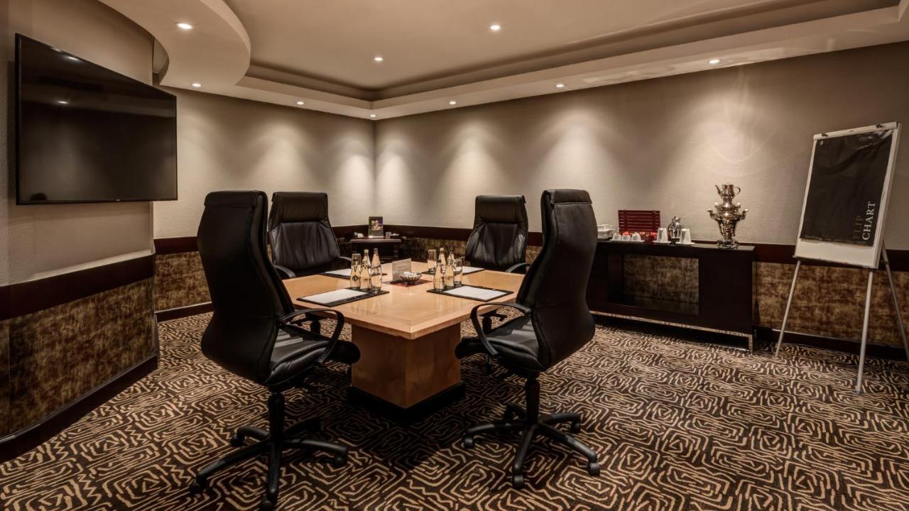 洲际约翰内斯堡or坦博机场酒店 肯普顿帕克 外观 照片 Boardroom at the Taj Mahal Palace, Mumbai