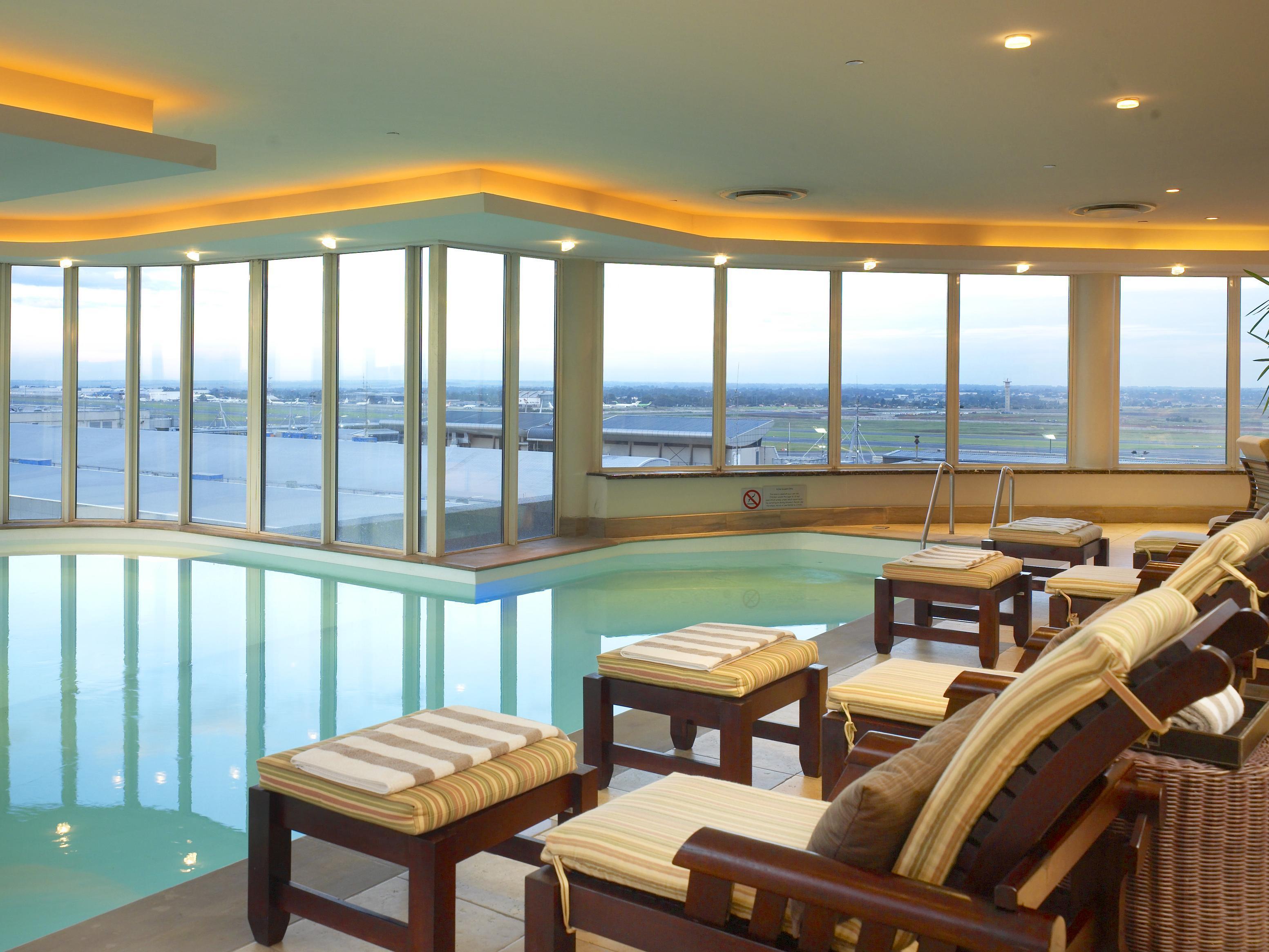 洲际约翰内斯堡or坦博机场酒店 肯普顿帕克 外观 照片 The pool at the hotel