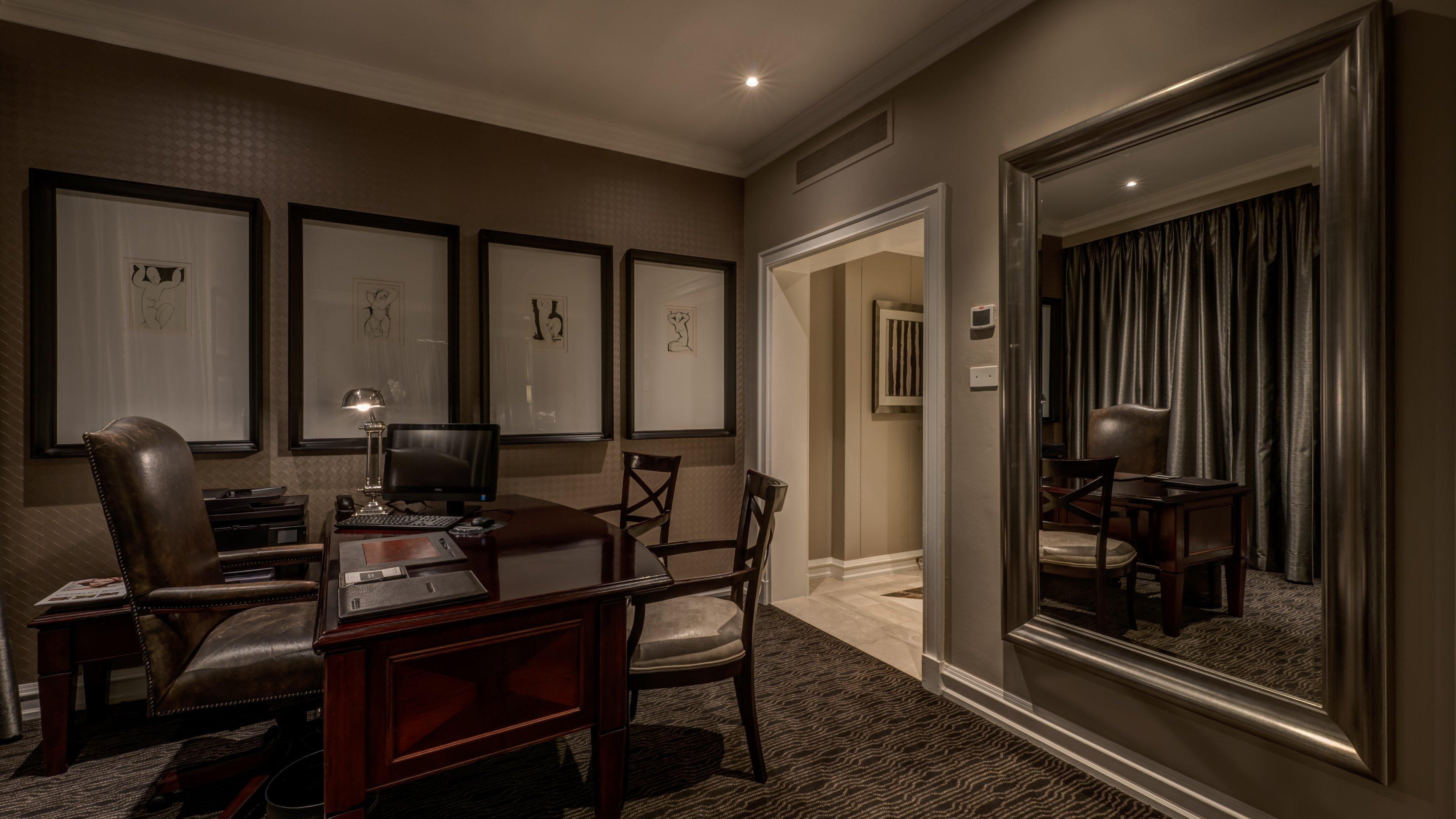 洲际约翰内斯堡or坦博机场酒店 肯普顿帕克 外观 照片 A study in a suite at The Ritz-Carlton, Boston
