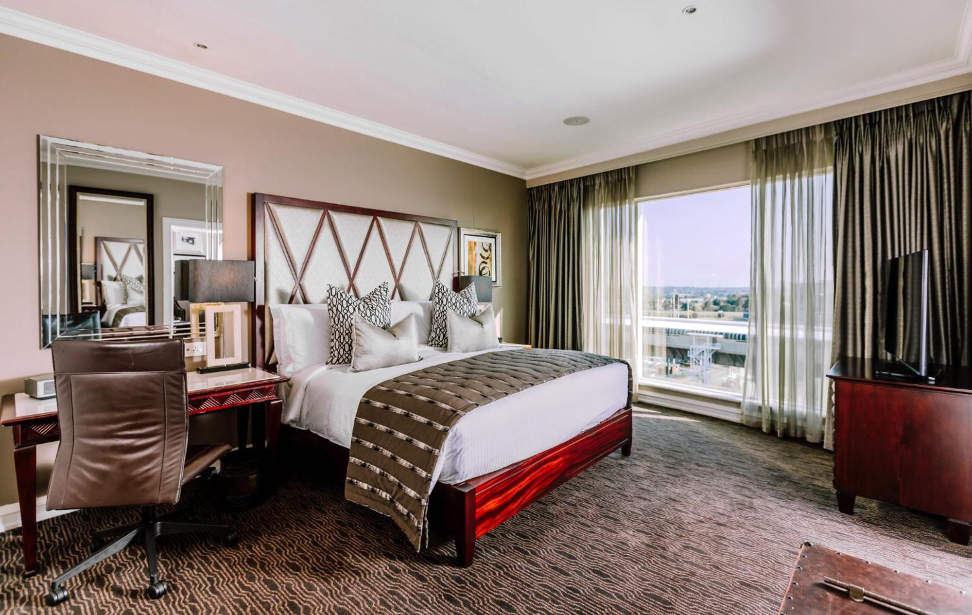 洲际约翰内斯堡or坦博机场酒店 肯普顿帕克 外观 照片 A bedroom at the Four Seasons Hotel